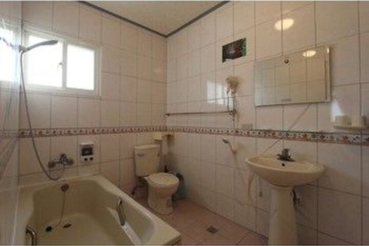 Room 9 of 16