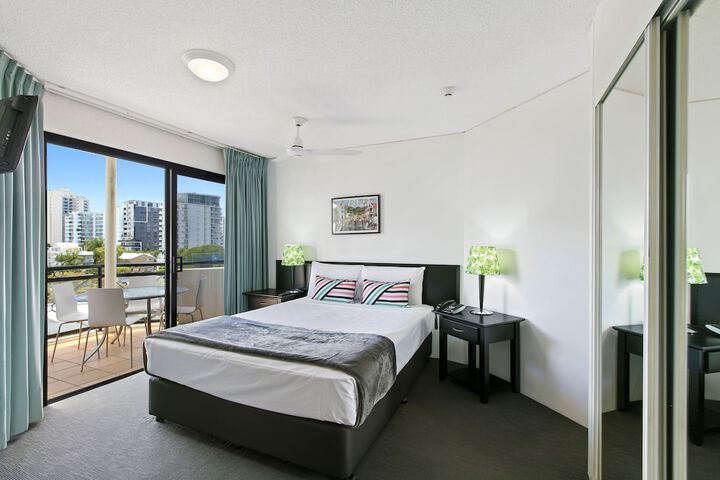 Room 27 of 208