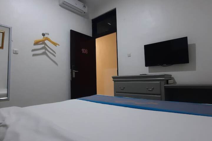 Room 8 of 12