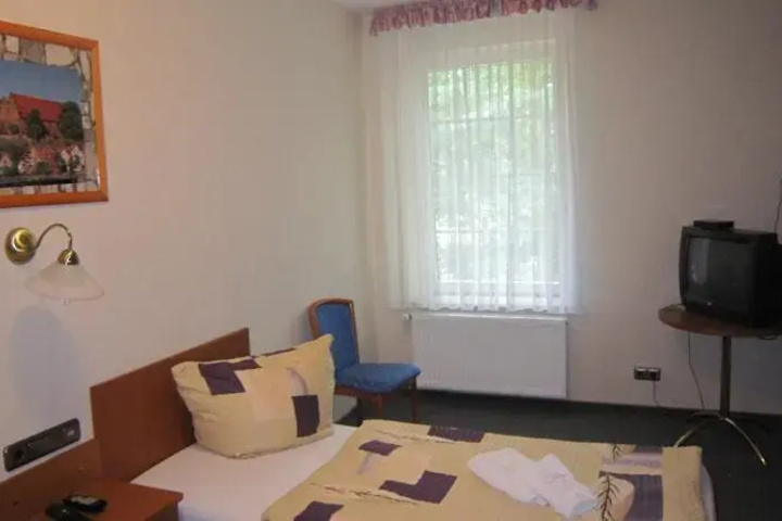 Room 5 of 9