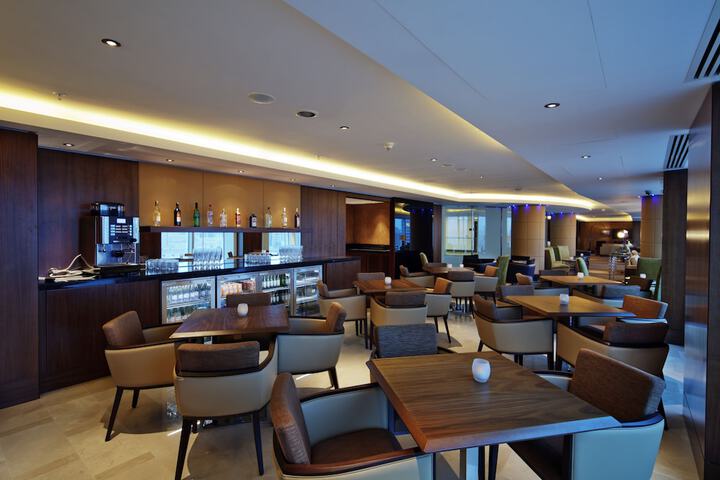 Lounge 124 of 130