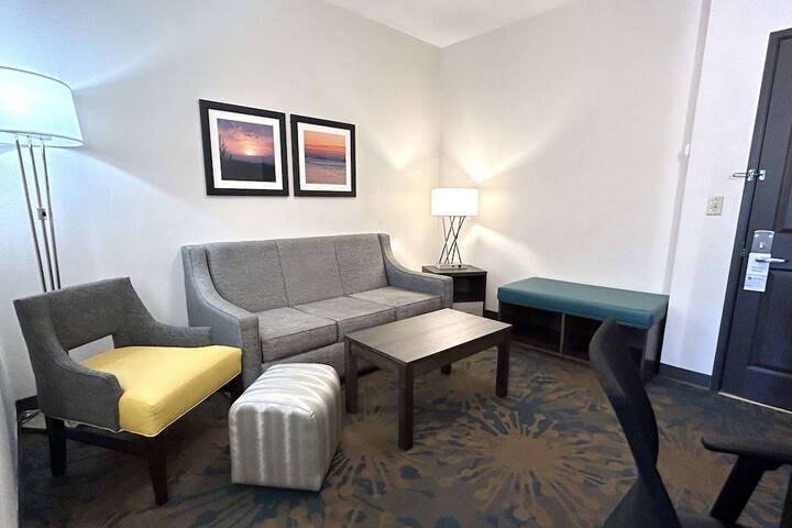 1 Queen Bed Microwave, Refrigerator Walk in Shower Full Breakfast (6 of 9)