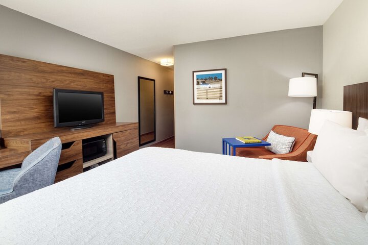 1 Queen Bed (6 of 11)