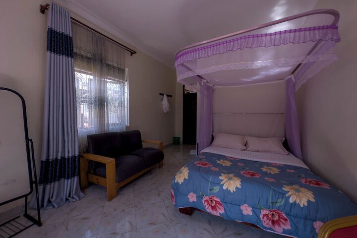 Room 10 of 28