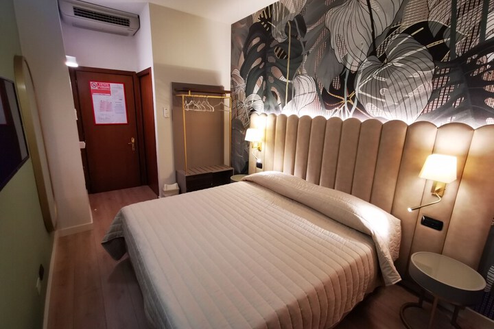 Room 10 of 30