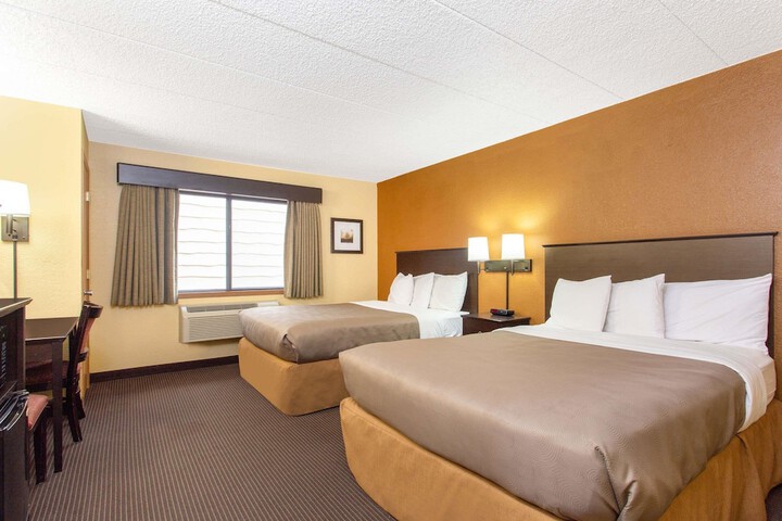 1 Queen Bed (6 of 14)