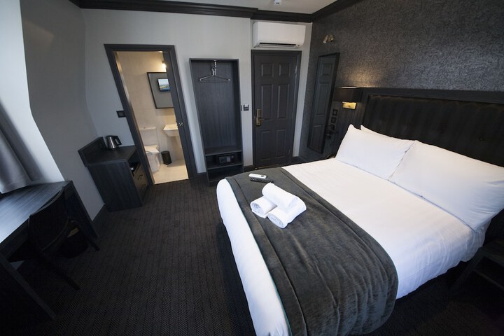 Room 9 of 30