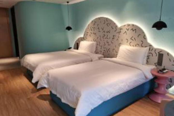 Room 9 of 10
