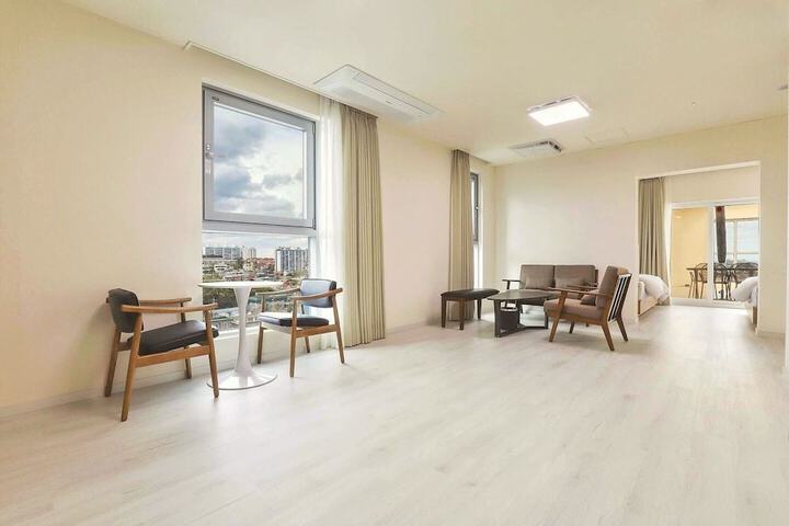 Room 43 of 76