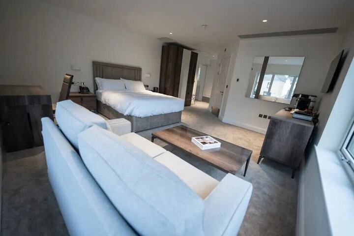 Room 4 of 9