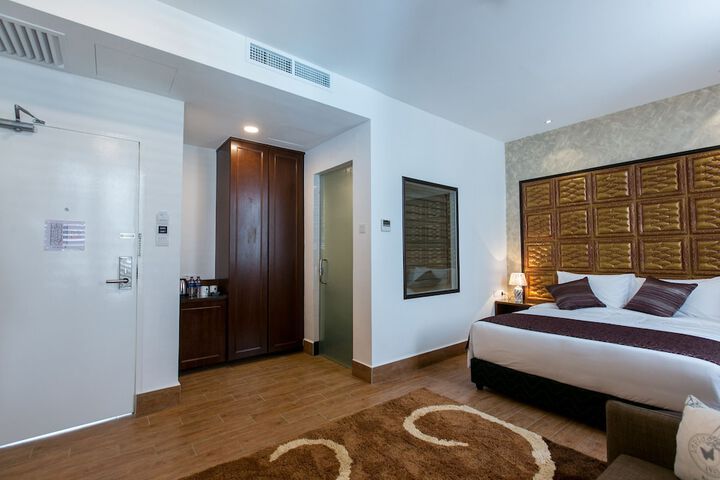 Room 13 of 33