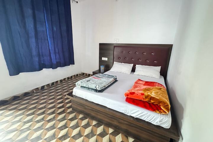 Room 8 of 12