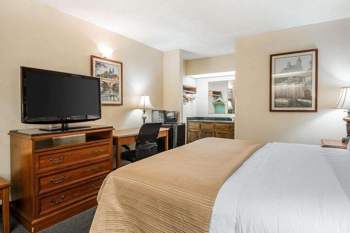 1 King Bed Accessible (5 of 10)