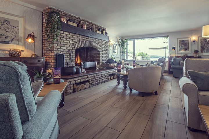 Lounge 43 of 55