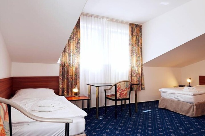 Room 10 of 18