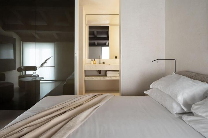 Room 27 of 68
