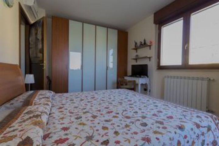 Room 7 of 18