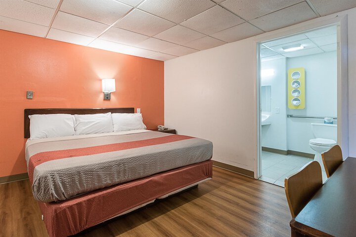 1 King Bed (4 of 14)