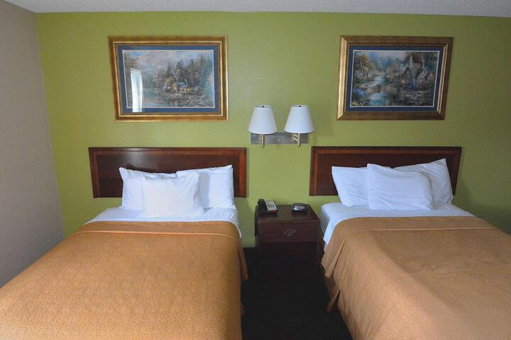 2 Queen Beds (2 of 11)