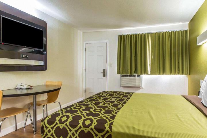 1 Queen Bed (1 of 8)
