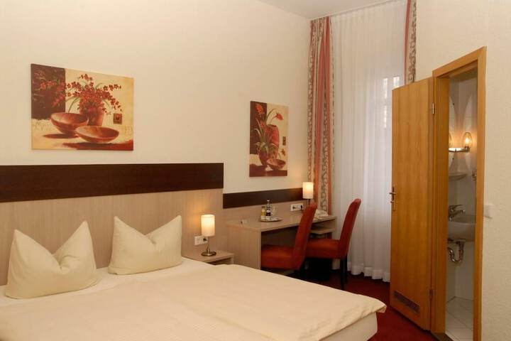 Room 6 of 11