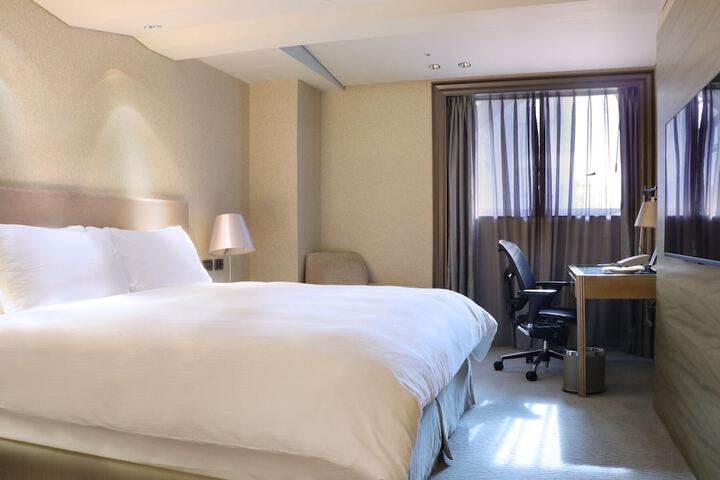 Room 10 of 98