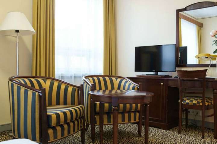 Room 13 of 33