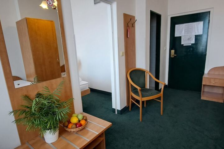 Room 6 of 51
