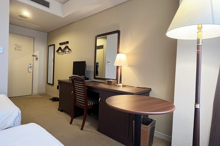 Room 28 of 93