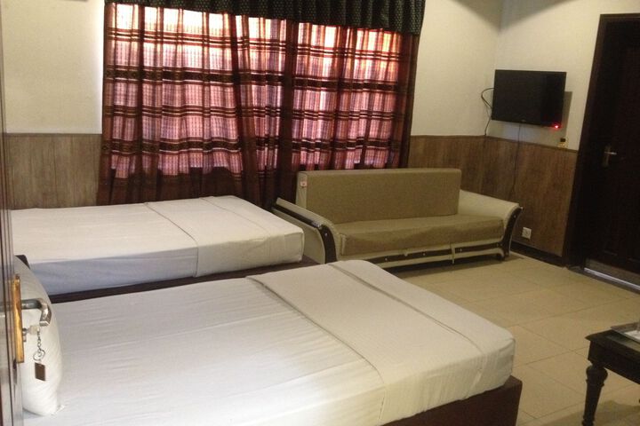 Room 5 of 9