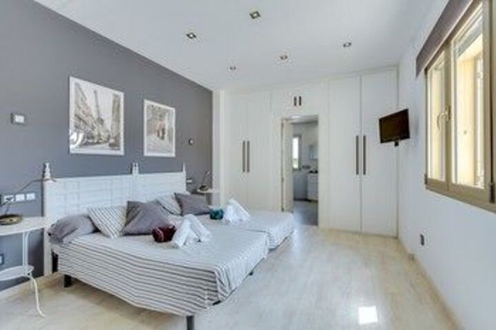 Room 7 of 32