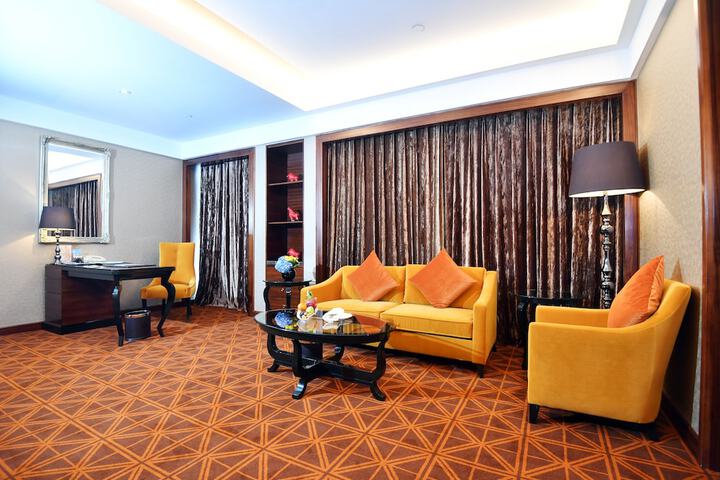 Room 8 of 118