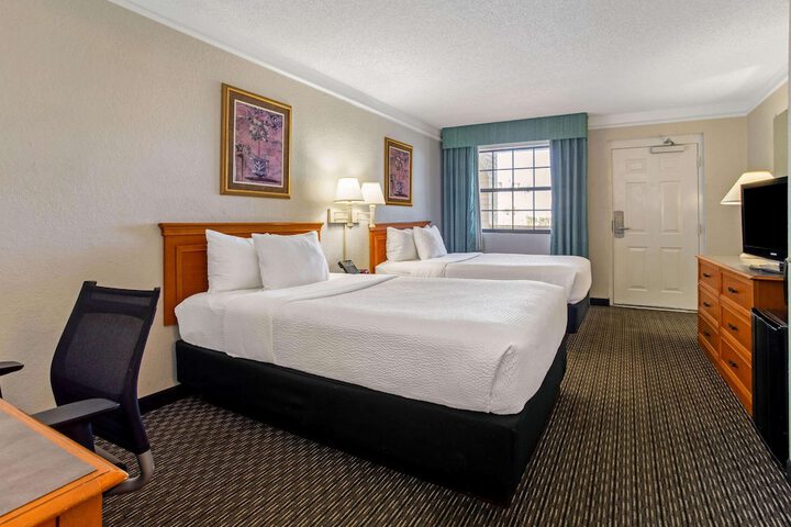 2 Double Beds (8 of 9)