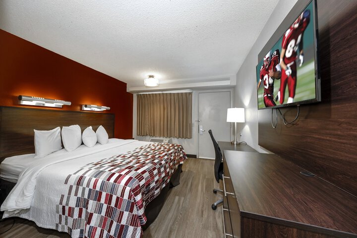 1 King Bed (3 of 19)