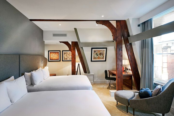 Room 33 of 76