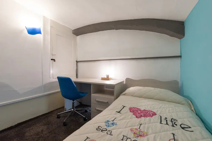 Room 7 of 10