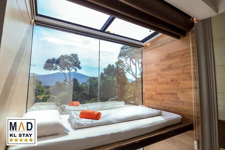 Room 4 of 18