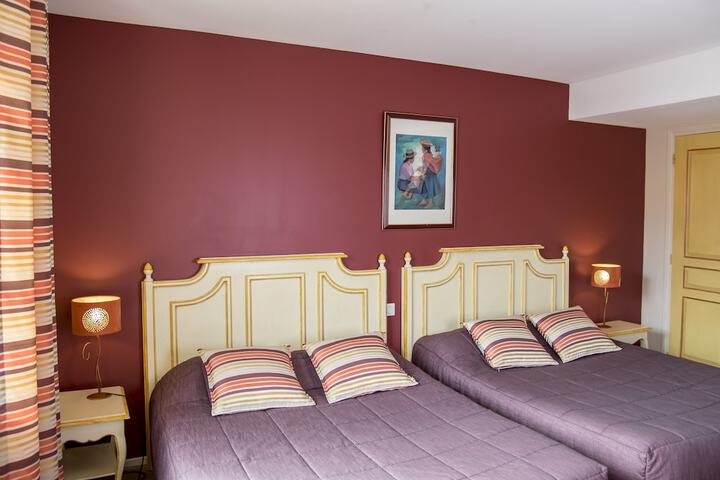 Room 23 of 136