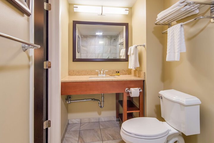1 Queen Bed Microwave, Refrigerator, Coffee Maker Full Breakfast (11 of 26)