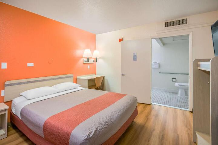 1 Queen Bed (3 of 16)