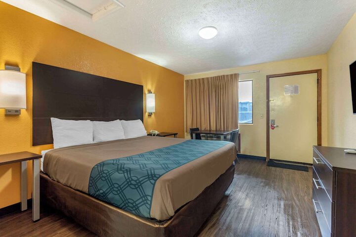 1 King Bed (3 of 5)