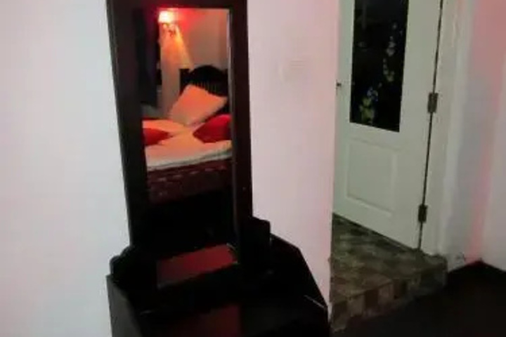 Room 5 of 12