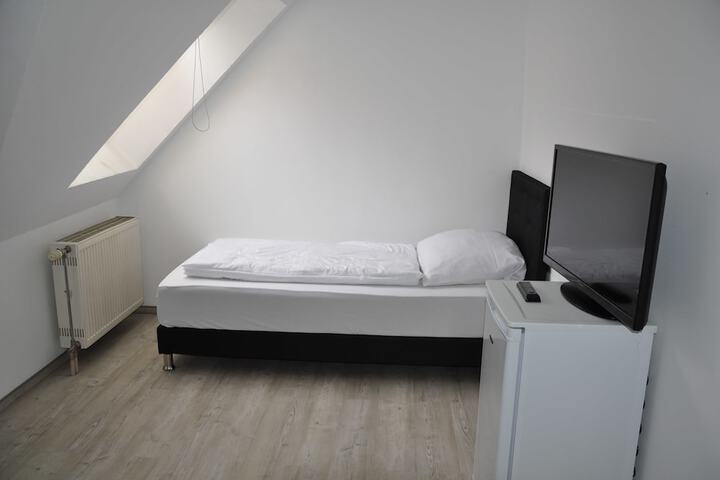 Room 6 of 18