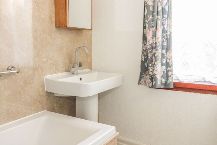 Room 6 of 13