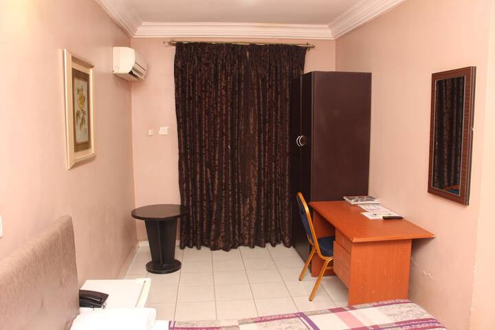 Room 4 of 9