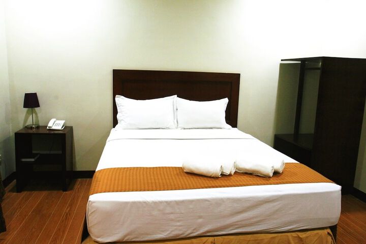 Room 4 of 16