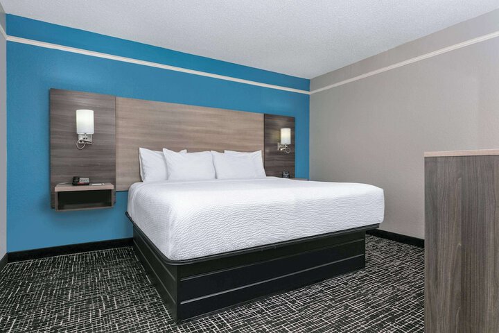 1 King Bed (8 of 17)