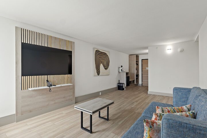 Room 5 of 10