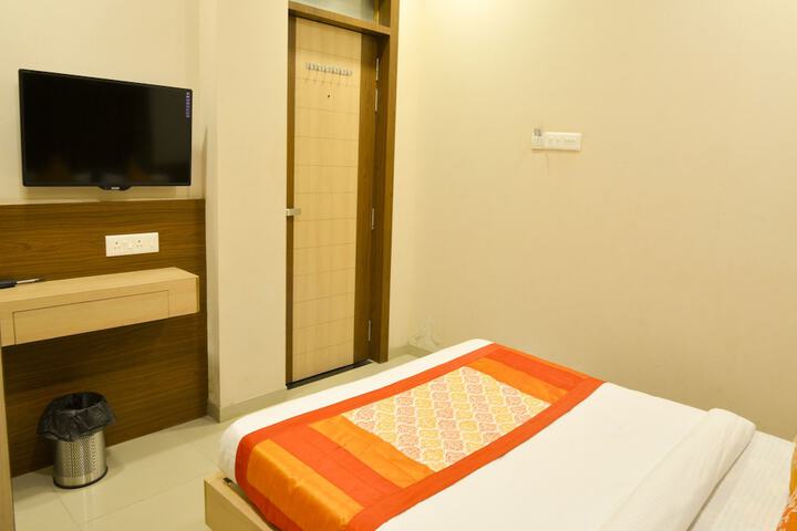 Room 9 of 33