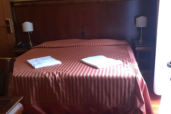Room 27 of 48